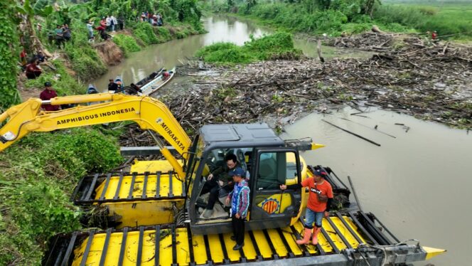 
 Pemkab HST Punya Alat Berat Amphibi, Bupati Aulia: Ada UPT Pembersihan Sungai