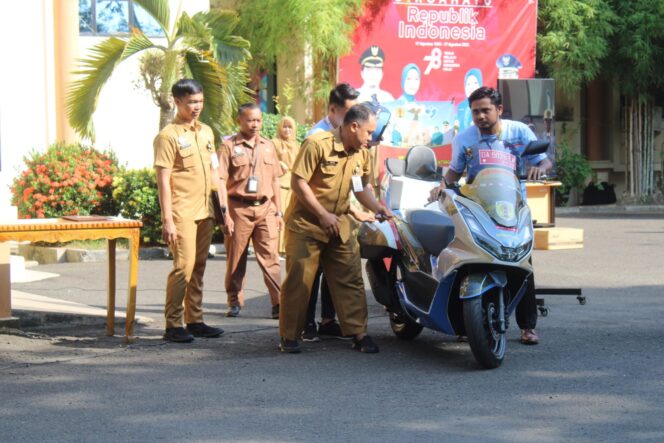 
 Bupati Aulia meresmikan inovasi baru dari Disdukcapil HST usai apel gabungan di halaman kantornya, Senin (23/10/2023).