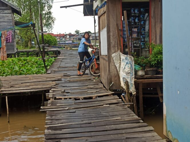 
 Kondisi Jalan Titian Murung Selong, Kelurahan Sungai Lulut, Banjarmasin Timur sebelum diperbaiki 2022 lalu yang jadi salah satu titik penataan yang dilakukan Disperkim Banjarmasin.