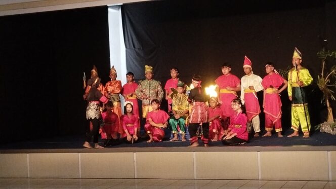 
 Penampilan pelajar pada Festival Teater Modern tingkat SMP HST di Pendopo Bupati HST, Jumat (3/11/2023).