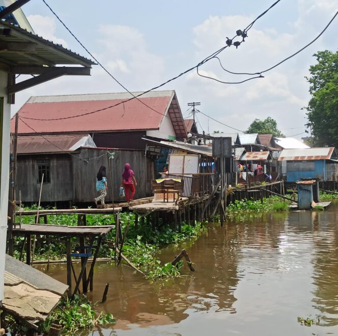 
 Kondisi jalan titian di Gang Gusti Galuh yang terputus, terpaksa warga menggunakan jalan darurat seadanya yang dibuat mandiri.