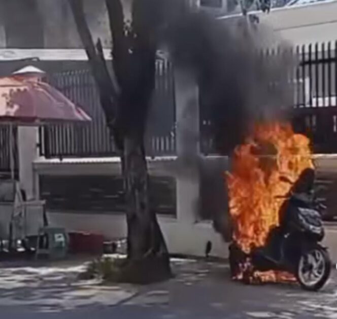 
 Sebuah Motor Metik di Jalan Cempaka Terbakar