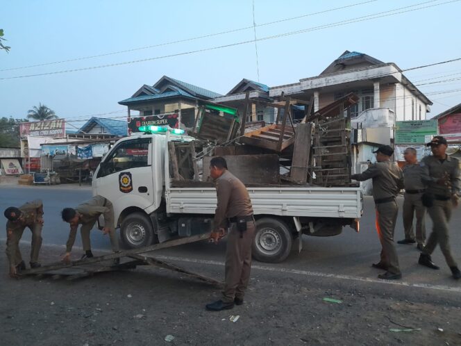 
 PKL Kawasan Sungai Gardu Hanya Bisa Pasrah Lapaknya Ditertibkan