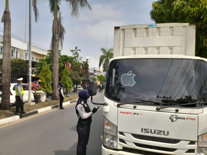 
 Aturan Jam Operasional Truk Angkutan Masuk Kota Masih Banyak Dilanggar