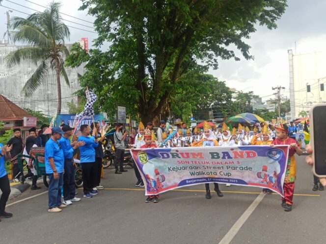 
 Para Pelajar di Banjarmasin Unjuk Gigi Lewat Kejuaraan Drumband Walikota Cup 2023