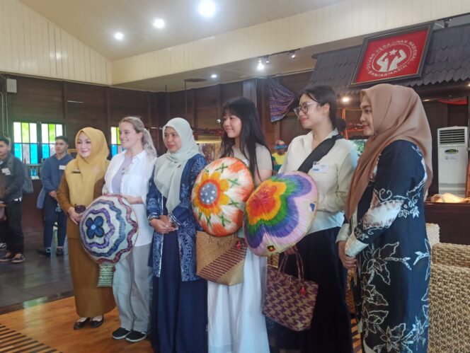 
 Belasan Mahasiswa Australia Datang ke Banjarmasin, Sekretariat Dekranasda Jadi Tujuan Kunjungan