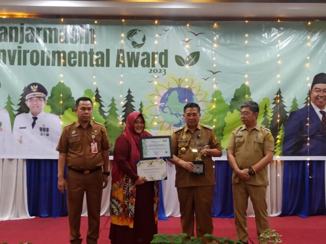 
 Bentuk Apresiasi Terhadap Masyarakat Ikut Berpartisipasi Menjaga Lingkungan, DLH Banjarmasin Berikan Penghargaan