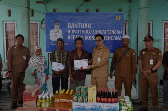 
 Bupati Aulia secara simbolis menyerahkan bantuan kepada warga yang tertimpa musibah di Desa Mantaas LAU, Selasa (7/11/2023) lalu.