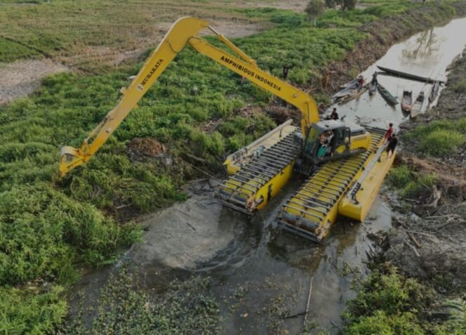 
 Pantau Amfibi di Pahalatan HST, Bupati Aulia Pastikan Kinerja Maksimal
