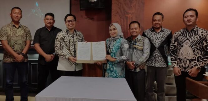 
 Penandatanganan NPHD antara Ketua Bawaslu dengan Bupati HST, Jumat (10/11/2023) malam.