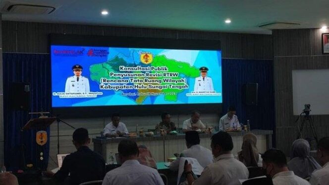 
 Pembahasan dan revisi RTRW HST di Aula Bapelitbangda setempat, Senin (13/11/2023) lalu.