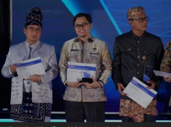 
 Bupati Aulia menerima penghargaan dari Sekretaris Jenderal Kemendikbudristek RI, Suharti, Jumat (18/11/2023).