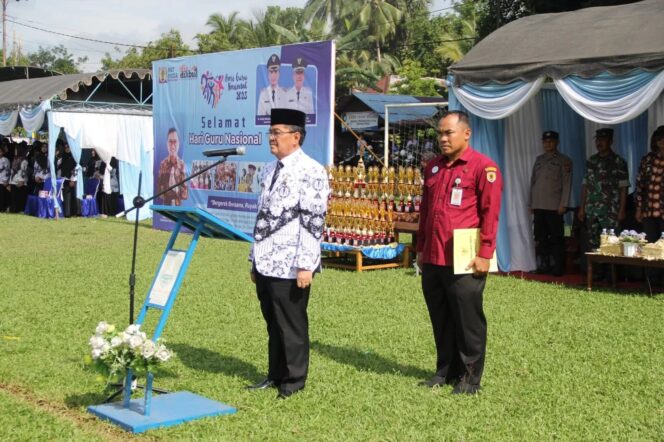 
 Wabup Mansyah memimpin upacara peringatan HGN dan HUT PGRI di Lapangan Budi Syukur Ilung, Kecamatan Batang Alai Utara (Batara), Sabtu (25 /11/2023).