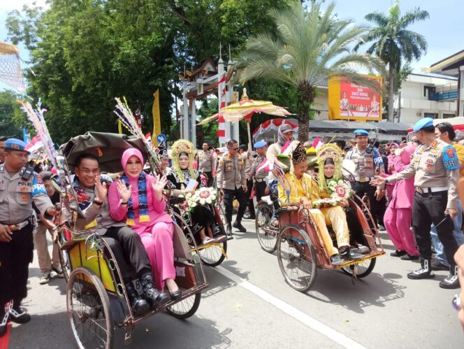 
 Ratusan Pasang Nikah Massal Diarak Menggunakan Becak di Jalan Kota Banjarmasin