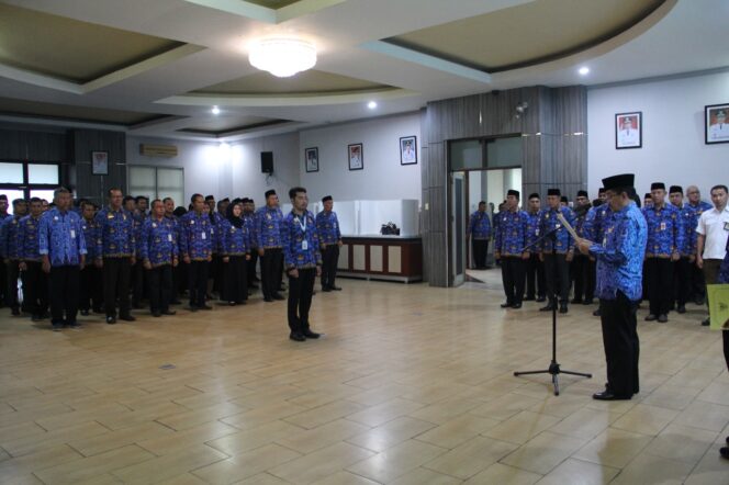 
 Wabup Mansyah saat menjadi inspektur upacara pada HUT ke 52 KORPRI, Senin (4/12/2023).