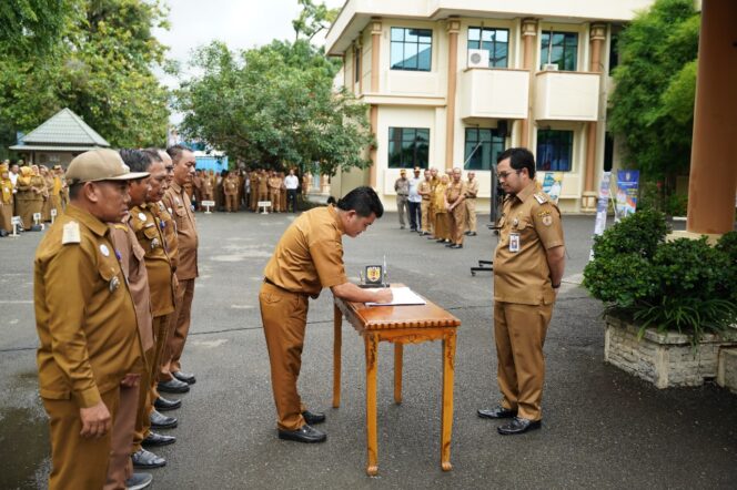 
 Penandatanganan fakta integritas lintas SOPD, kecamatan dan pemerintahan kedua desa tentang Dewi Ayu dihadapan Bupati HST H Aulia Oktafiandi di sela apel gabungan, Senin (11/12/2023).