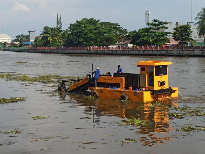 
 Weed Harvester, Kapal Pembersih Sungai Lincah Bantuan BWS Kalimantan III Bagi Pemko Banjarmasin