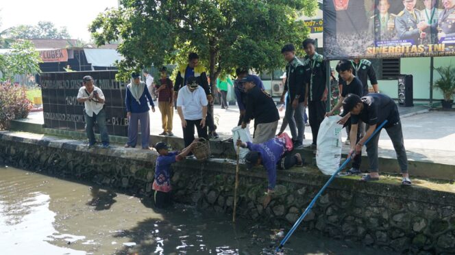 
 Waspadai Potensi Banjir, Mahasiswa UIN Antasari dan Satgas Kebersihan Kolaborasi Bersihkan Sungai Veteran