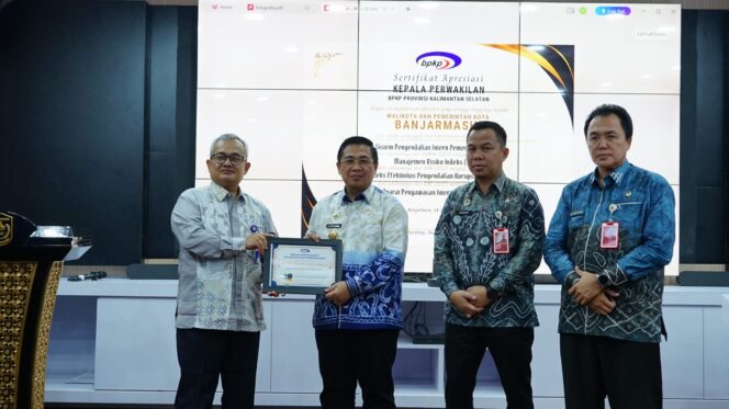 
 Pemko Banjarmasin Terima 4 Sertifikat Apresiasi dari BPKP Kalimantan Selatan