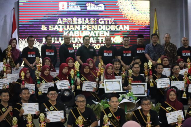 
 Anugerah Award Disdik HST, Puluhan Insan Pendidikan Diberi Penghargaan