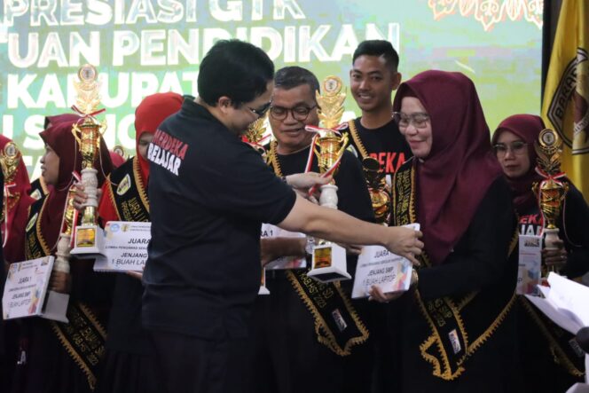 
 Malam Apresiasi GTK Disdik HST, Puluhan Insan Pendidikan Digajar Penghargaan