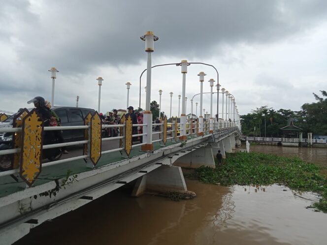 
 Tak Berumur Panjang, 11 Lampu Hias Jembatan Pasar Lama Hilang Oleh Tangan Jahil