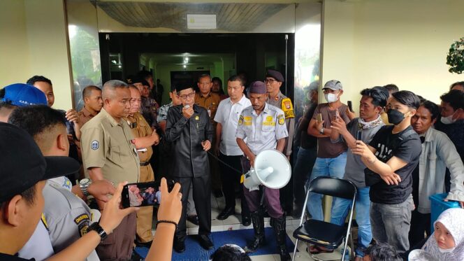 
 Perda Tak Disahkan, Dishub Unjuk Aksi di Depan DPRD HST