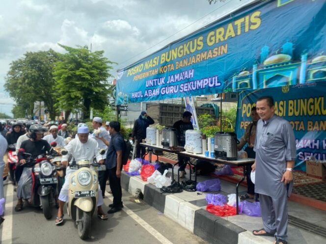 
 Pemko Banjarmasin Bagi-Bagi Nasi Bungkus Gratis Pada Jamaah Haul Abah Guru Sekumpul