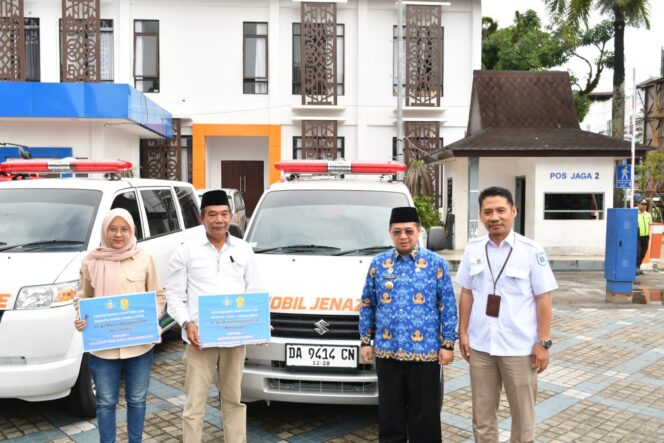 
 Dua Unit Ambulance Disalurkan Kaki Kota Banjarmasin dan Mesjid Sultan Suriansyah