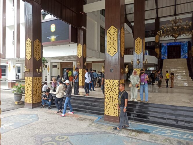 
 Ket foto : Para pedagang dan pengelola lapak di Pasar Pagi usai menghadiri rapat di Balai Kota Banjarmasin.