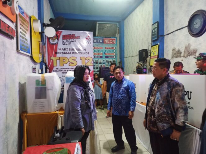 
 Memastikan Kesiapan TPS, Wali Kota Banjarmasin Lakukan Pemantauan Sejumlah Titik