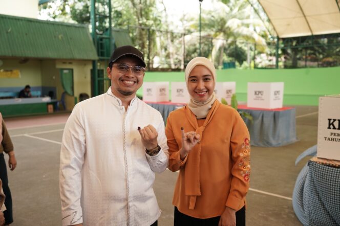 
 Pemilu 2024: Bupati Aulia dan Istri Gunakan Hak Pilih dan Monitoring Pencoblosan di TPS HST