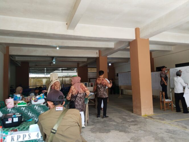 
 Petugas TPS di HST Tolak Awak Media Liput Hasil Perhitungan Suara