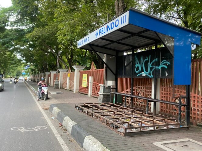 
 Lantai Besi Halte Bus Masjid Raya Sabilal Muhtadin Raib Digondol Maling