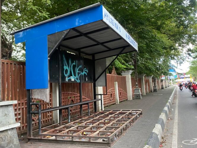 
 Lantai Halte Bus Raib Dicuri, Dishub Kalsel: Laporkan Oknum Pencuri
