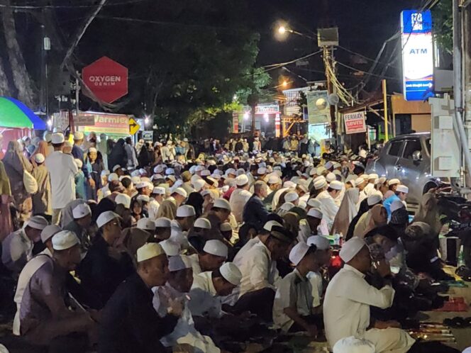 
 Ribuan Jamaah Guru Zuhdi Memadati Kawasan Mesjid Jami Sungai Jingah