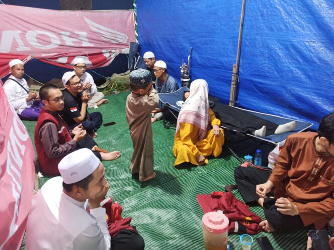 
 Diduga Dipatuk Seekor Ular, Jamaah Haul Guru Zuhdi Dilarikan ke Rumah Sakit Terdekat
