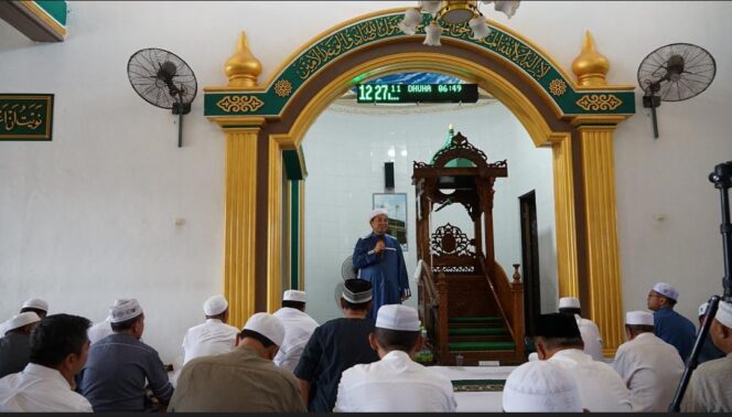 
 Khatib di Masjid Darul Hijrah, Wali Kota Berpesan Selalu Perbaiki Diri