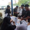 Ket foto : Warga penerima manfaat mengantri untuk mendapatkan Batuan Langsung Tunai (BLT)