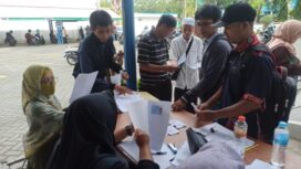 Ket foto : Warga penerima manfaat mengantri untuk mendapatkan Batuan Langsung Tunai (BLT)