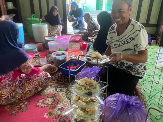 
 Bubur Ayam Sajian Berbuka Selama Ramadhan di Mesjid Sultan Suriansyah