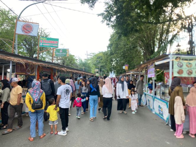 
 10 Petugas Kebersihan Standby Bersihkan Produksi Sampah Pasar Wadai Ramadhan
