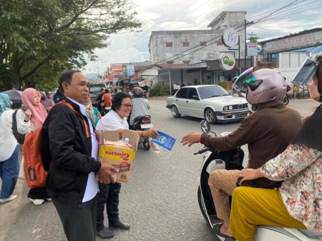 
 Berbagi Takjil Sekaligus Edukasi, UPTD PPA Banjarmasin Sebar Lembaran Layanan Pengaduan Tindak Kekerasan