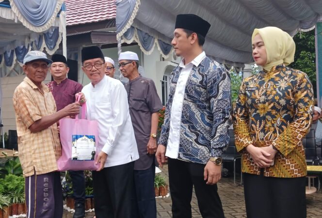 
 Kejari HST Bagi-Bagi Paket Ramadan ke Pengayuh Becak, Wabup Mansyah: Wujud Ajaran Agama