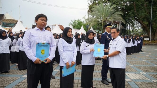 
 Wali Kota Ibnu Sina Serahkan 279 SK PPPK Penerimaan 2023