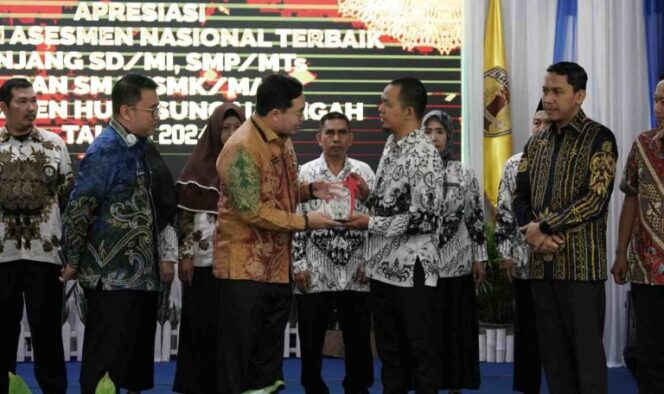 
 Puluhan Sekolah di HST Capai Asesmen Nasional Tertinggi, Bupati Aulia Beri Penghargaan