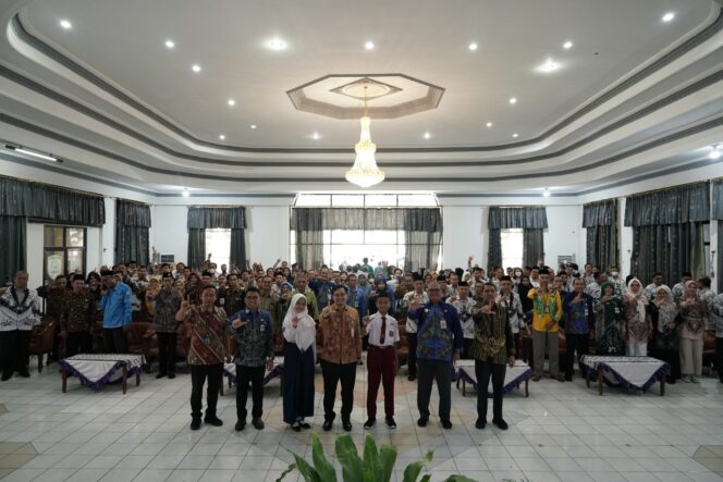 
 Puluhan Sekolah di HST Capai Asesmen Nasional Tertinggi, Bupati Aulia Beri Penghargaan