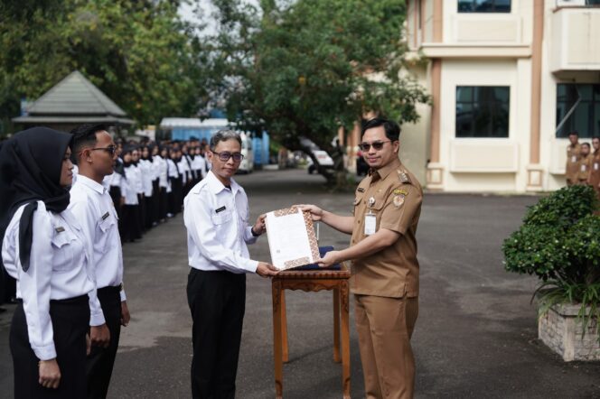 
 Ratusan PPPK di HST Terima SK, Bupati Aulia: Utamakan Kepentingan Masyarakat