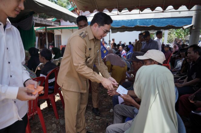 
 Salurkan Bantuan dari Dinsos HST, Bupati Aulia Minta Tepat Waktu dan Sasaran