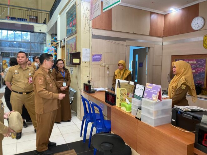 
 Sidak di Hari Pertama Masuk Kerja, Wali Kota Ibnu Sina Minta Laporan Kehadiran di Masing-masing SKPD